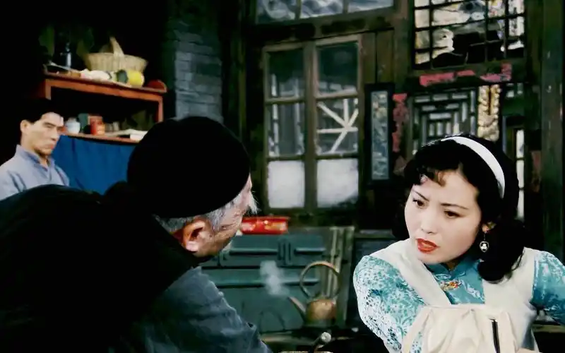 经典电影茶馆老舍先生作品老裕泰茶馆请女招待,美女小丁宝出场了