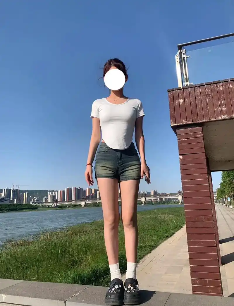 喜欢就发了.#女大学生 #ootd穿搭 #全身照 #分享照片 - 抖音