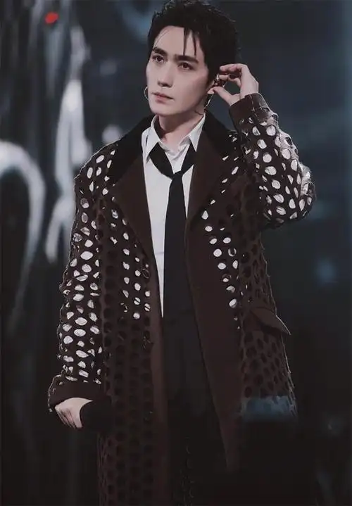 朱一龙车晓穿西装路边撸串这是要闹哪样难不成是要深夜放毒