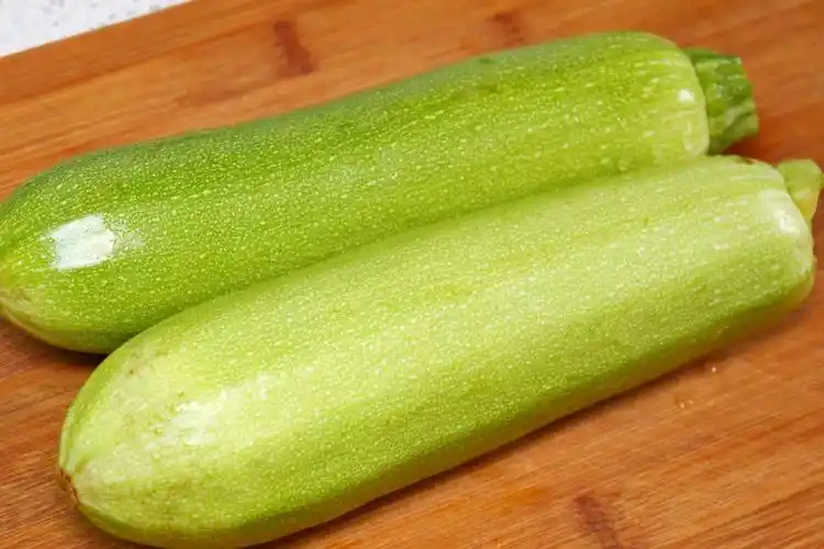 凉拌西葫芦,饭店的为啥好吃?原来是有技巧的,清脆爽口吃不够