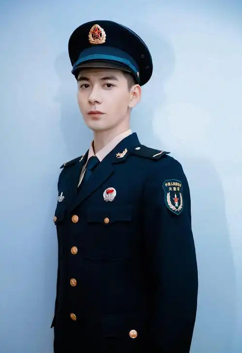 民国偶像言情剧《一见倾心》,陈星旭的这个军装造型,真的颜值杀