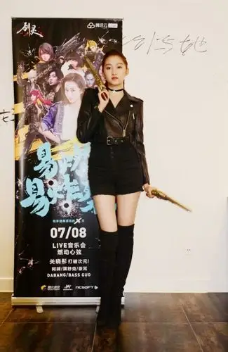 关晓彤身高报低了穿红衣长筒靴和张一山一样高cp感减弱了