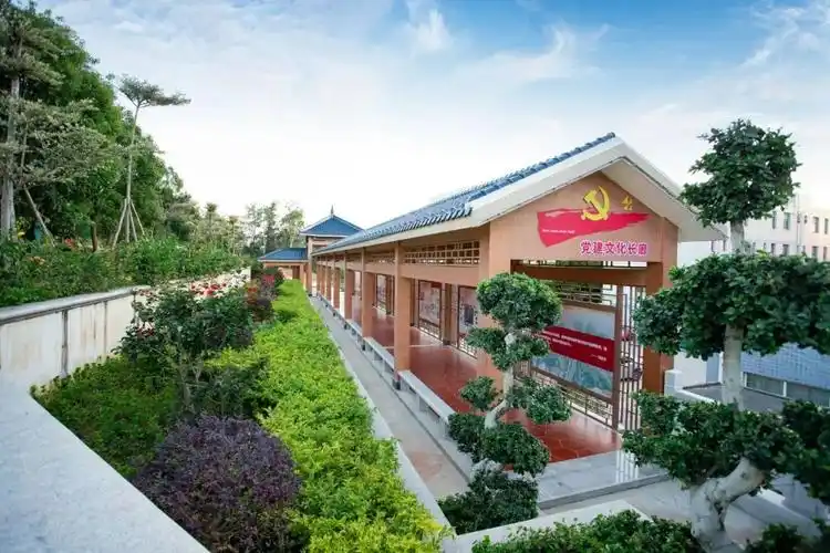 许山头村党建文化长廊(许山头村委会供图)扮靓"面子",做实"里子"如今