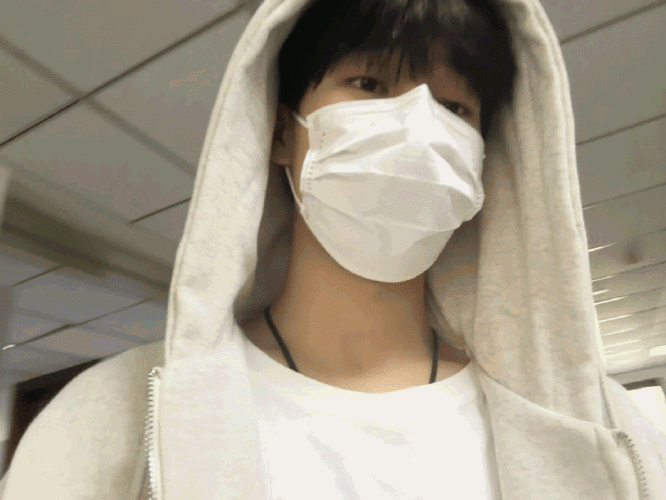 张真源戴的星期口罩