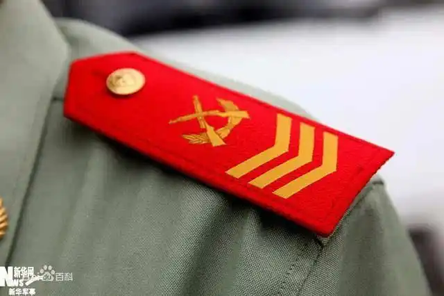 高级士官三个等级,初级士官:下士,中士,中级士官:上士,四级军士长