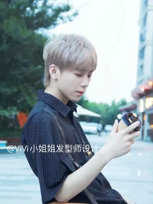 潮男米灰色碎盖造型男士发型推荐