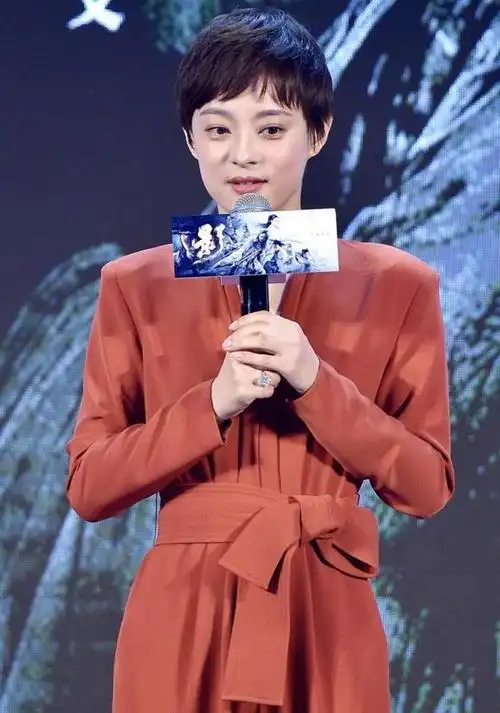 "孙俪"真不愧是短发女神,穿棕橘色连体裤亮相,高级感扑面而来