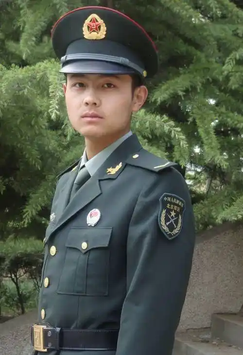 致敬曾穿军装的你