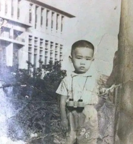 陈小春小时候家里穷,饭都吃不饱,衣服也穿不暖.