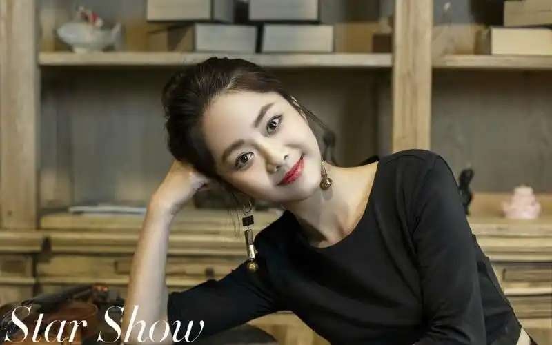 谭松韵时尚杂志写真桌面壁纸