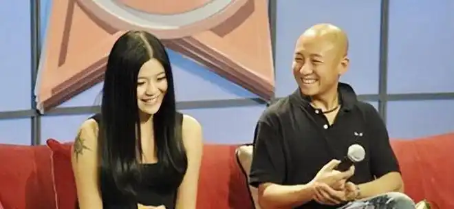 此前,就有不少媒体揣测,周晓鸥的离队许是为了与妻子再度组成乐队