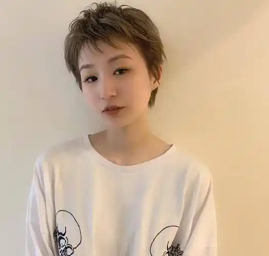 既能避免油性发质贴头皮,又能让发型充满活力,非常适合细软发质的女生