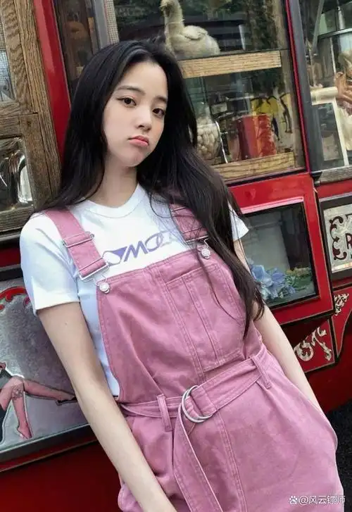 粉色背带裤搭配什么颜色上衣,欧阳娜娜是搭配的白色t恤