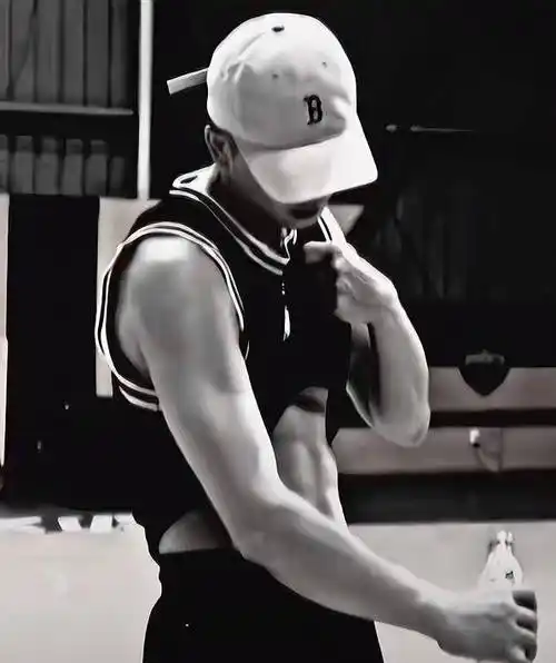 王鹤棣再度晒湿发造型,"尺度"虽有所升级,身材却惨遭吐槽_大片_肌肉