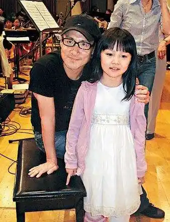 张学友一家四口近照,妻子美貌堪比关之琳,17岁女儿比妈妈还美