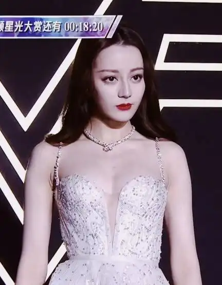 热巴这次终于不捂胸了,但是态度"大变样",表情冷艳又高贵!