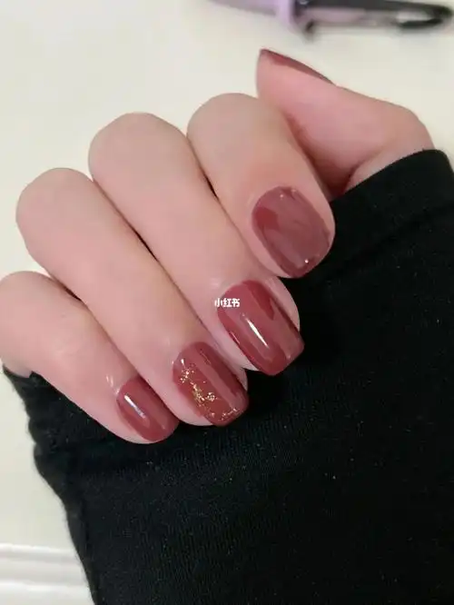 调成了深色豆沙色的感觉04特别温柔的颜色呐~93当然会更适合手白