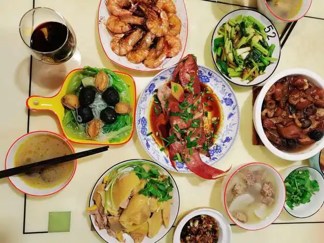 各地网友年夜饭大比拼,12桌菜各有特色,网友:最后一桌太寒酸|饭菜