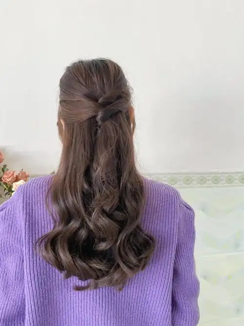 近期66615款纹理感卷发半扎发发型以送达