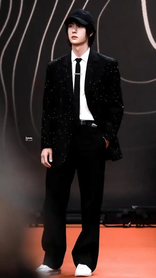 王一博星光大赏##王一博棒球帽卷发