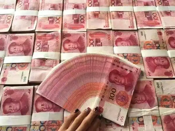 另一个小伙伴则在银行中存了500w的现金,那么,大家会认为小编身边哪一