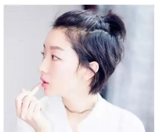 短发半扎马尾