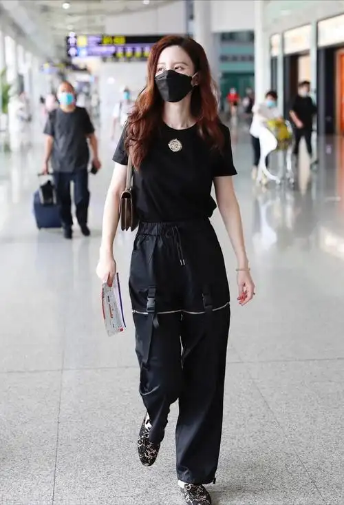 这一点可以通过穿搭来体现,女生穿工装裤一定要放开了去搭,款式上可以