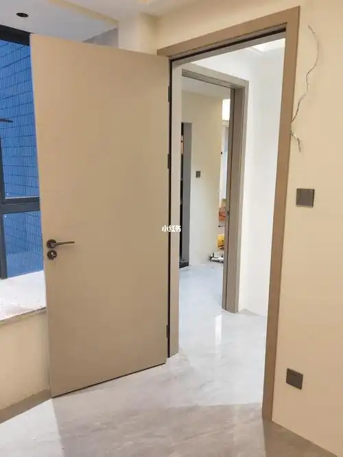 暖色系卡其灰碳晶木门