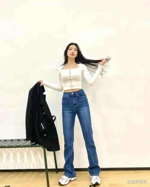 韩国女团里称不上瘦的,但绝对是身材匀称的好看代表,天生骨架就不是