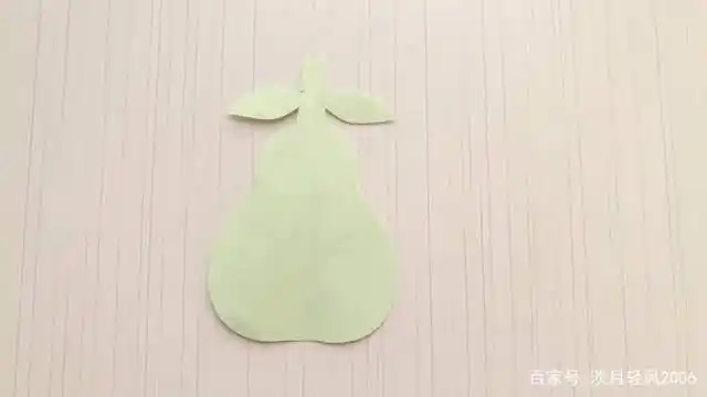 展开,如下图所示 一个鸭梨的形状就剪出来了