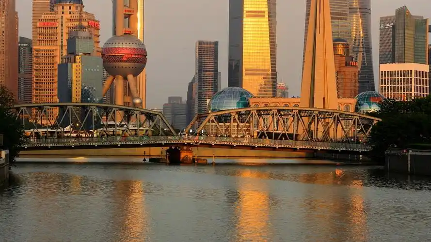 夕阳下的上海滩