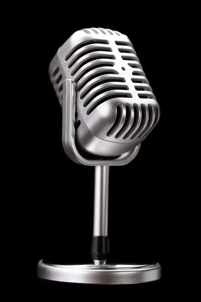 复古麦克风,在黑色的背景下,孤立的黑色的老式麦克风