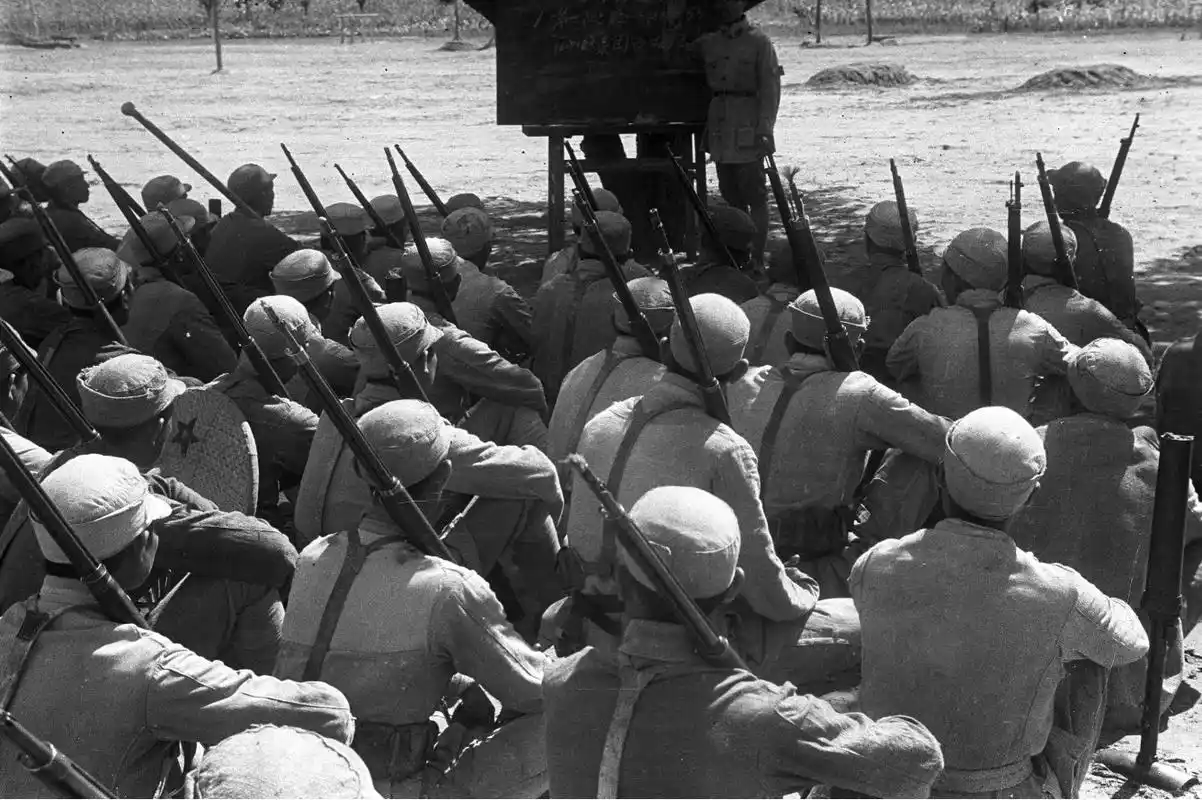 并不是这上课认真学习的画面,而是照片上八路军的武器装备,请看下图