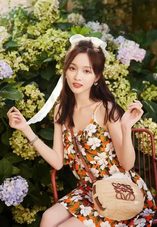 吴宣仪碎花吊带甜美可人676767