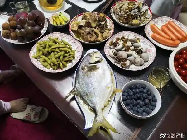 小伙吃完饭晒了 8 张图,全国网友目瞪口呆:上海的朋友,你们太拼了