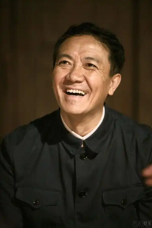 跟戏中威严的老爷角色不同,现实中的岳跃利可爱俏皮,活像一位老顽童!