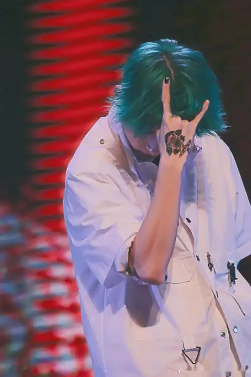 小鬼老师直播科普金属礼是充满仪式感的热爱摇滚的男孩