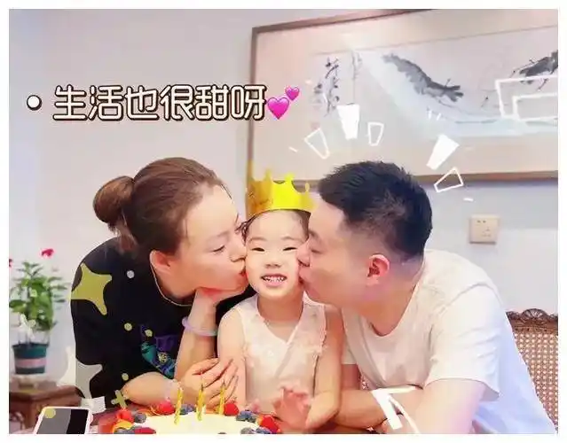 丁俊晖早已经结婚生子,他的妻子名字叫张元元,两人早就在2014年结婚