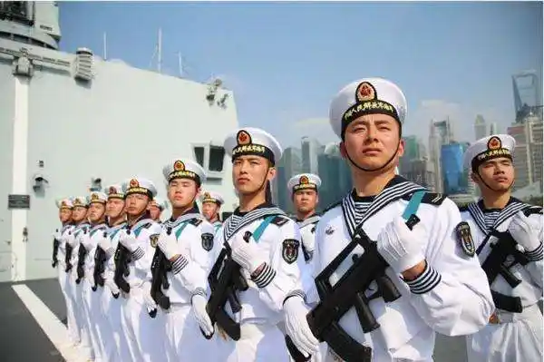 海军水兵服科学实用领口和袖口有四道白线为什么是四条呢