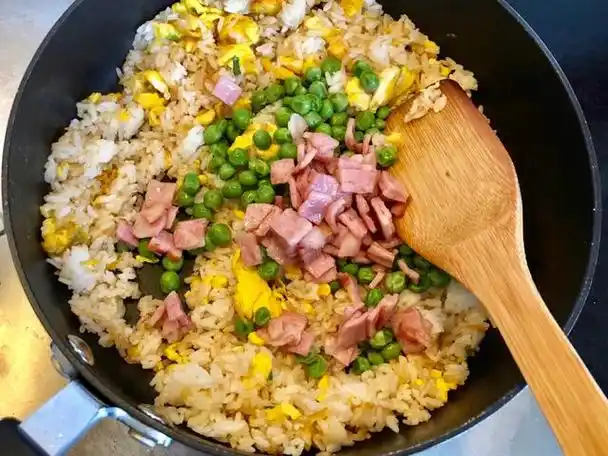 剩米饭的华丽变身,简单有营养的豌豆培根蛋炒饭,香气四溢