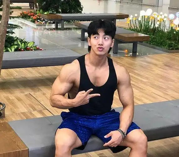 这身材简直了!肌肉饱满,线条棱角分明,未来古典健美的新霸主