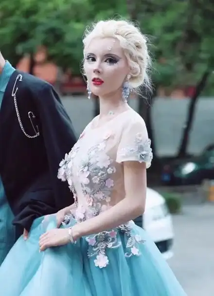 好开心偶遇现实版芭比娃娃很有礼貌78芭比迪丽拉灿宇