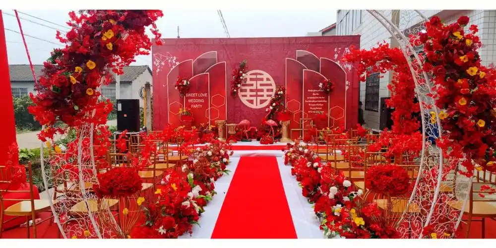 户外红色婚礼布置