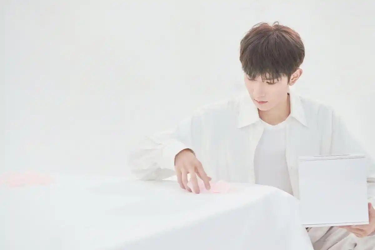 王源《花瓣》mv上线 纯粹空间带来极致视觉享受