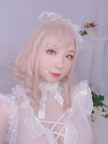 皮皮奶第一期丰腴可爱的小姐姐