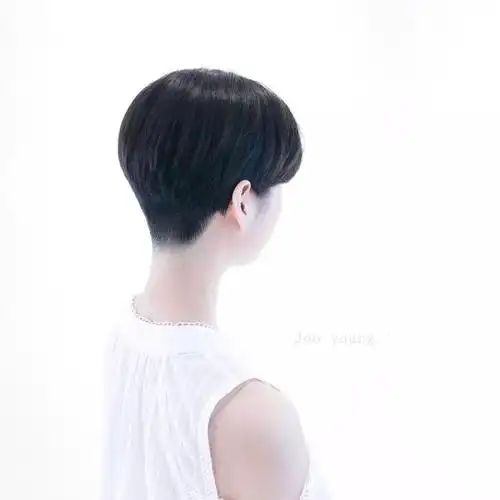 2019年轻女性短发流行"推推后脑勺",干净利索又时尚!