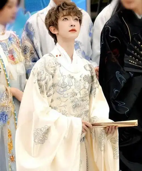 刘宇同款蓝色汉服 刘宇不愧是国风美少年(10)