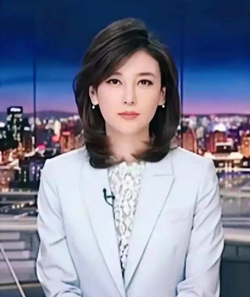 "央视颜霸"李红有气质有才华,还会玩书法,的确令人羡慕!