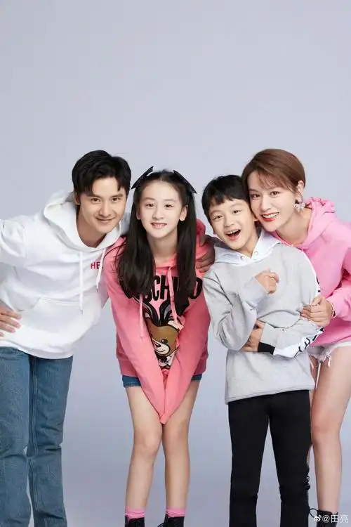 田亮晒一家四口全家福解锁跨年新姿势,王一博西装尽显绅士风范