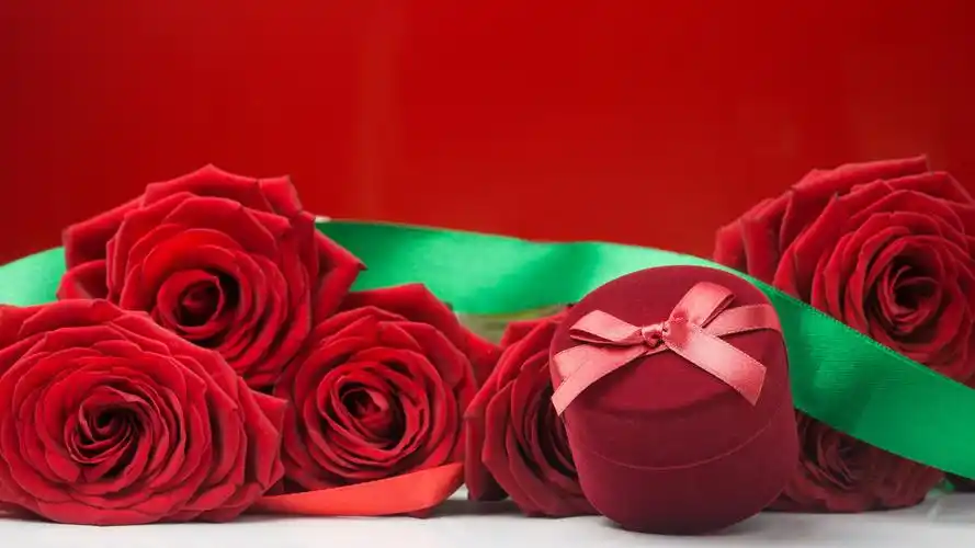 红色玫瑰和礼物,浪漫 4k